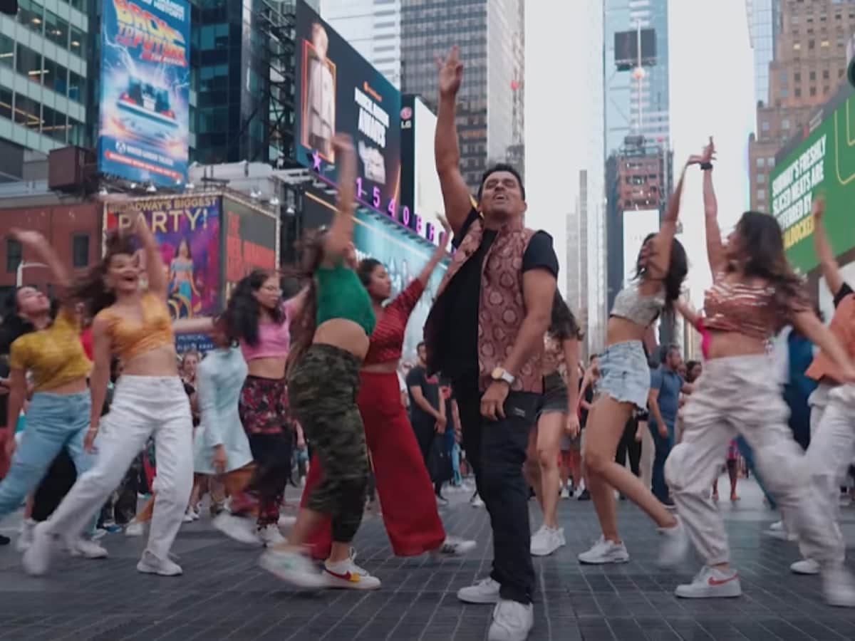 Watch Flash Mob Performs To What Jhumka? At Times Square