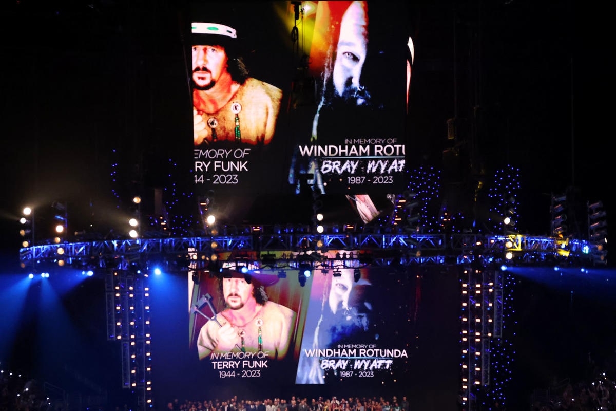 WWE SmackDown results, recap: Bray Wyatt, Terry Funk honored in
