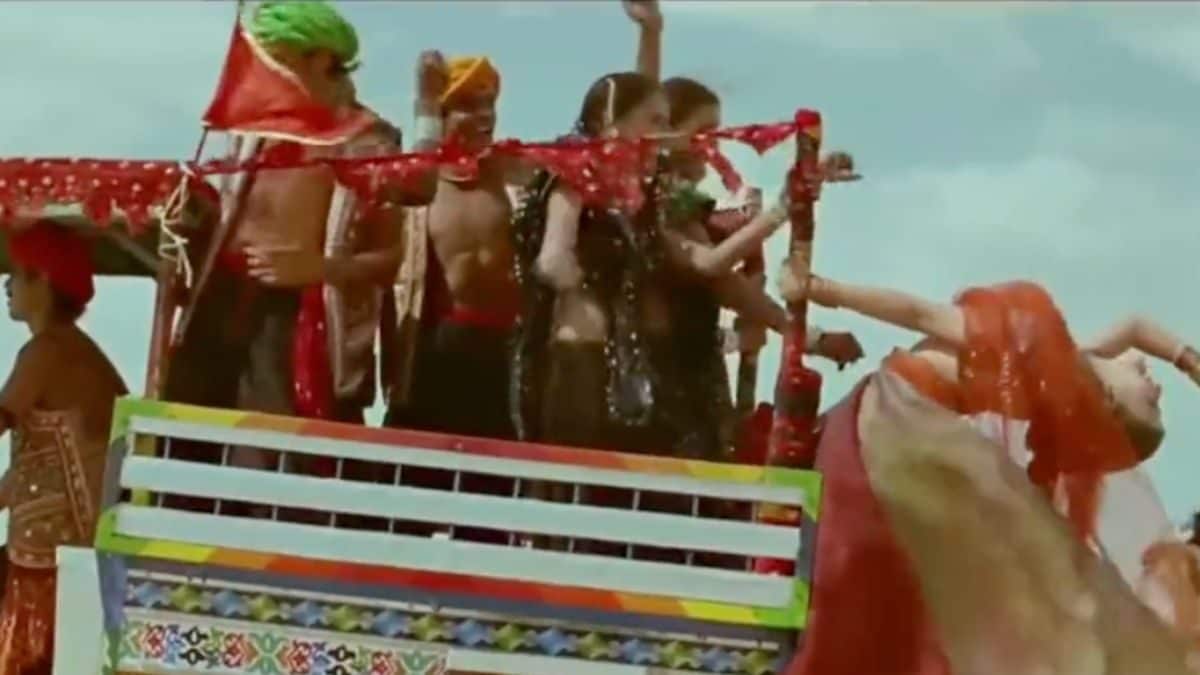 'Aishwarya in HDDCS, SRK in DDLJ': Movie Buffs List Best Intro Scenes of Actors in Bollywood Films - Vimarsana News
