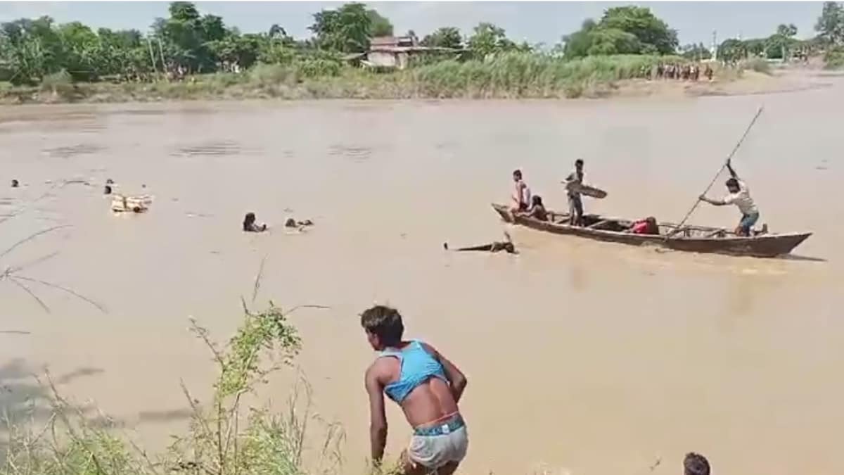 'Pakadiye, Pakadiye' When Boat Overturned in Bihar River with 30