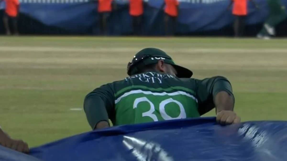IND vs PAK: Fakhar Zaman Makes Wonderful Gesture As He Helps Groundsmen Cover Up the Field After Rains Halt Play – News18