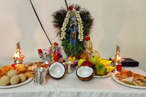 A beautiful Janmashtami decoration with Lord Krishna's idol. (Image: Shutterstock)
