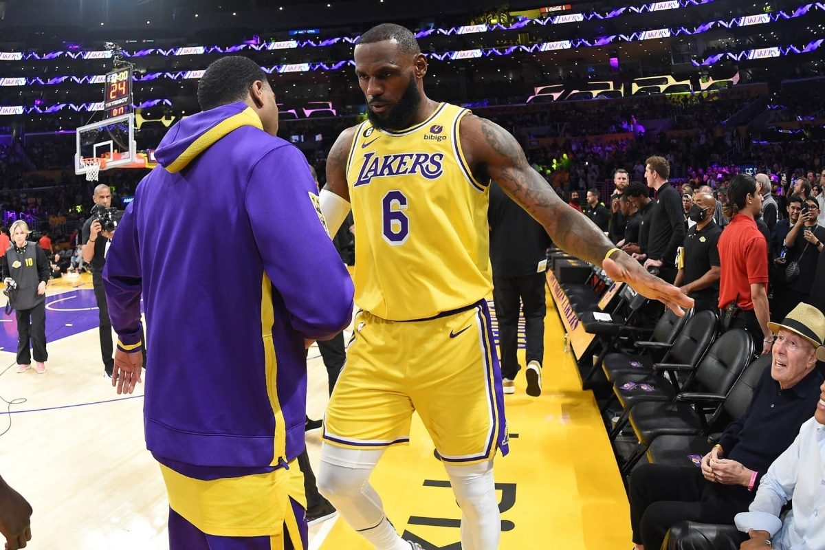 NBA: LA Lakers Beat Phoenix Suns, Golden State Warriors Down Dallas  Mavericks, Milwaukee Bucks Rout San Antonio Spurs - News18