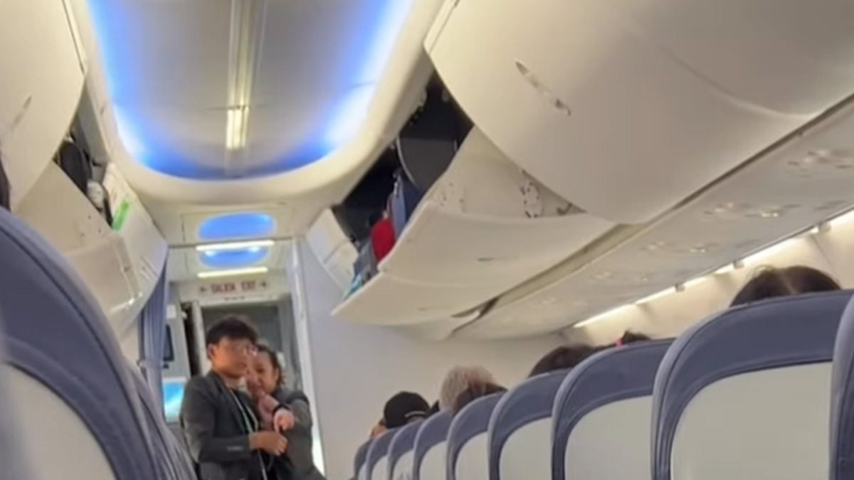 Dad Sits Away From Family To Enjoy ‘Kid-Free Flight’, Leaves Internet ...