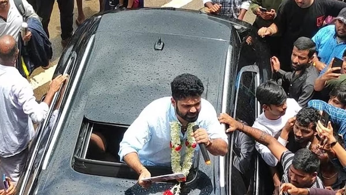 Fans Garland Rakshit Shetty In Udupi During Sapta Sagaradaache Ello Side A Success Tour –