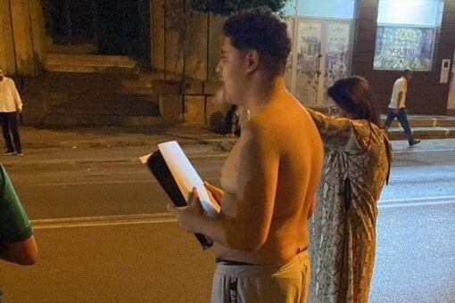Shirtless Man Flees House With PlayStation in Hand, Pic Goes Viral. (Image: X/@Oussazeus)