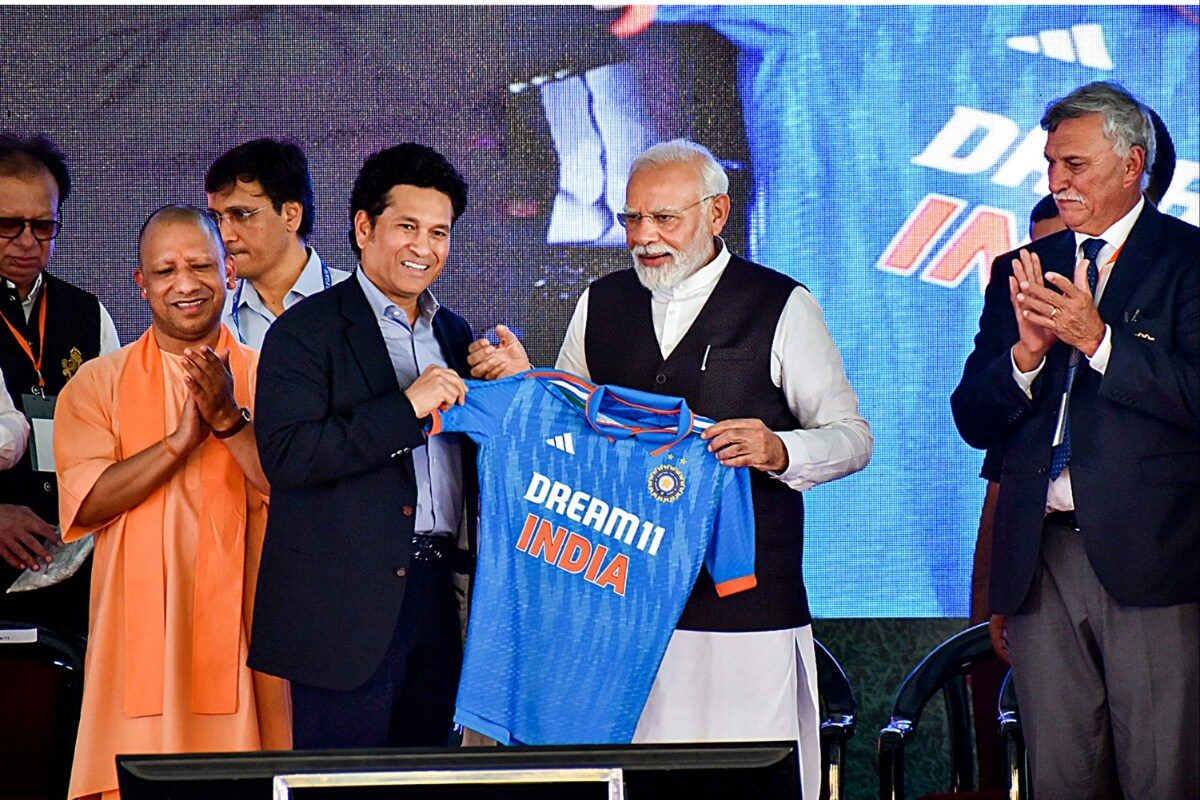 Sachin Tendulkar gifts Virat Kohli special jersey as India meet Australia  in World Cup 2023 final – India TV