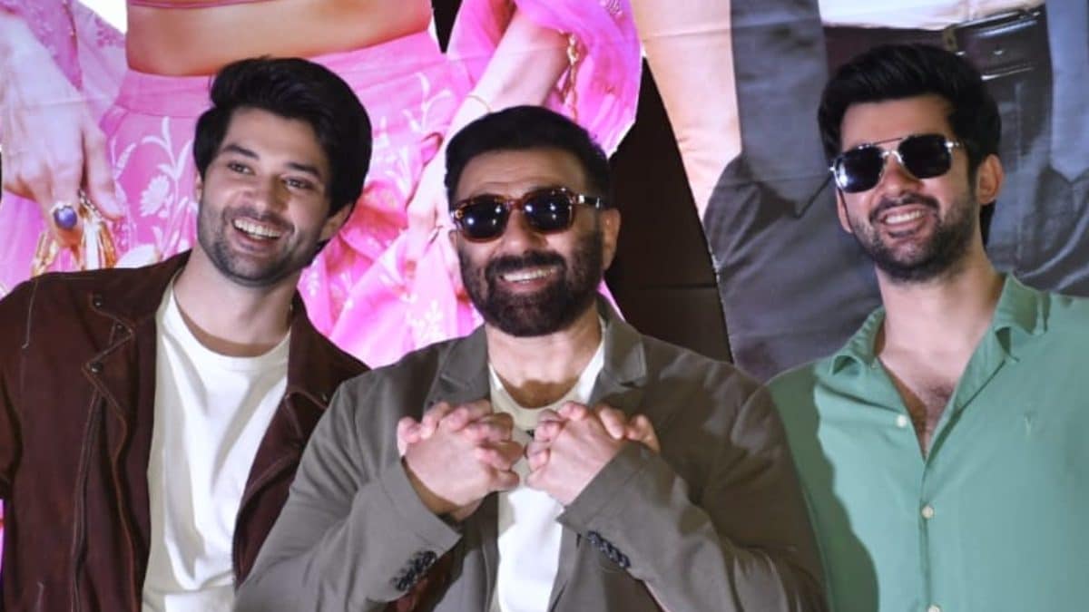 Proud Father Sunny Deol Poses With Sons Rajveer Deol, Karan Deol At Dono's Trailer Launch; Photos - Vimarsana News