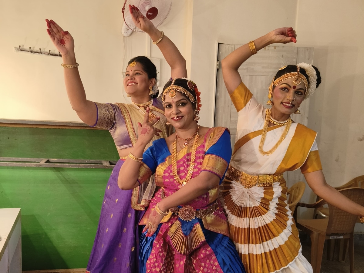 Share more than 138 bharatanatyam group poses for photoshoot super hot -  xkldase.edu.vn