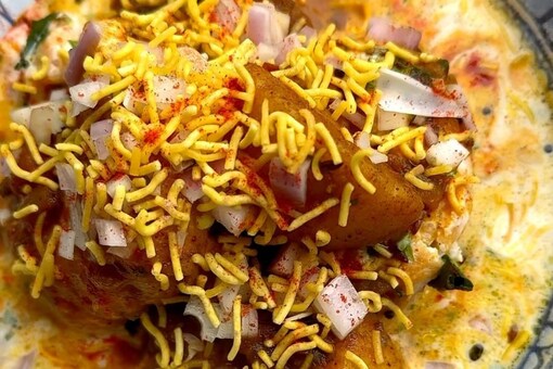 Dahibara Aludam is a popular street food originating from Cuttack, Odisha. (Photo Credits: Instagram)