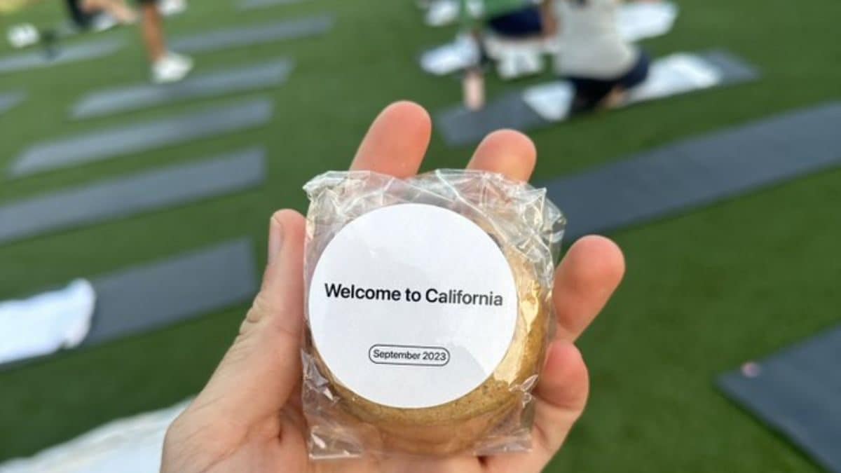 Apple Served Cookies in Plastic Wrapper at Carbon Neutral Event and Irony Wasn't Lost on Anyone - Vimarsana News