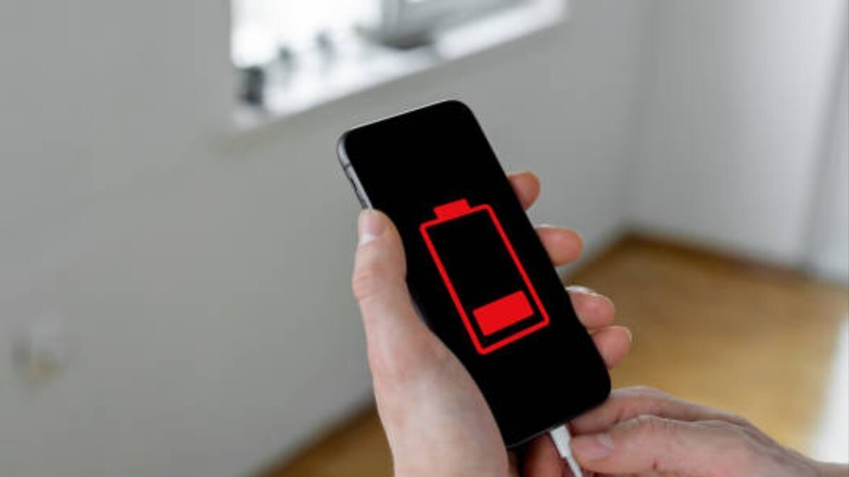 iPhone Users Complain of Battery Draining Faster Than 'Lightning' After