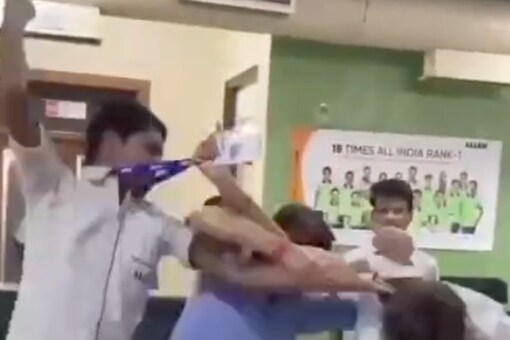 Virat Kohli, Elvish Yadav’s Fans Aggressively Fight With Each Other, Video Goes Viral. (Image: X/@GharKeKalesh)