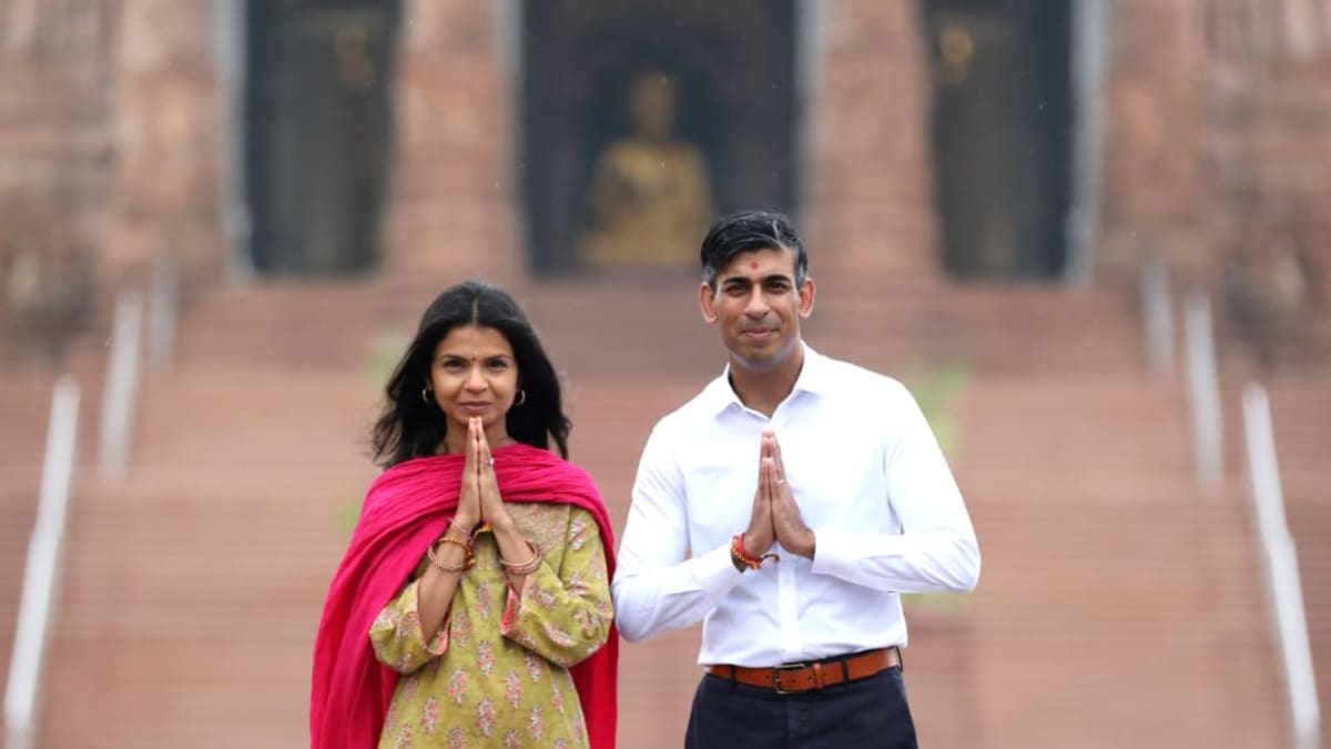British PM Rishi Sunak Visits Delhi's Akshardham Temple Amid Tight Security - Vimarsana News