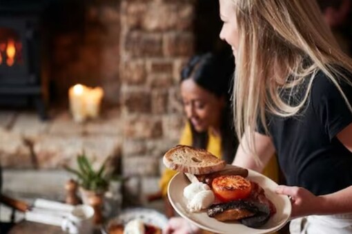 Possessive Wife's Angry Note Instead Of Tip After Waitress Calls Her