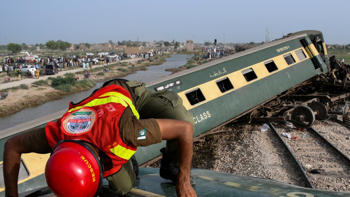 Pakistan Train Crash in Punjab Province Injures At Least 30 People News18