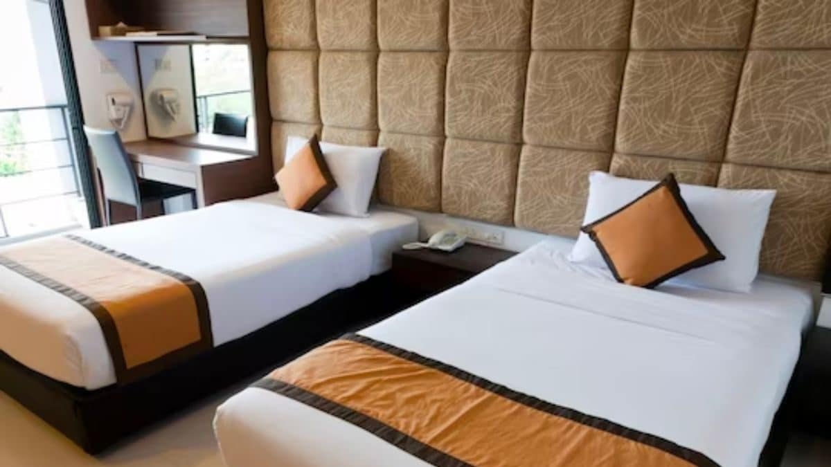Watch How Hotels Keep The Bed Sheets WrinkleFree News18