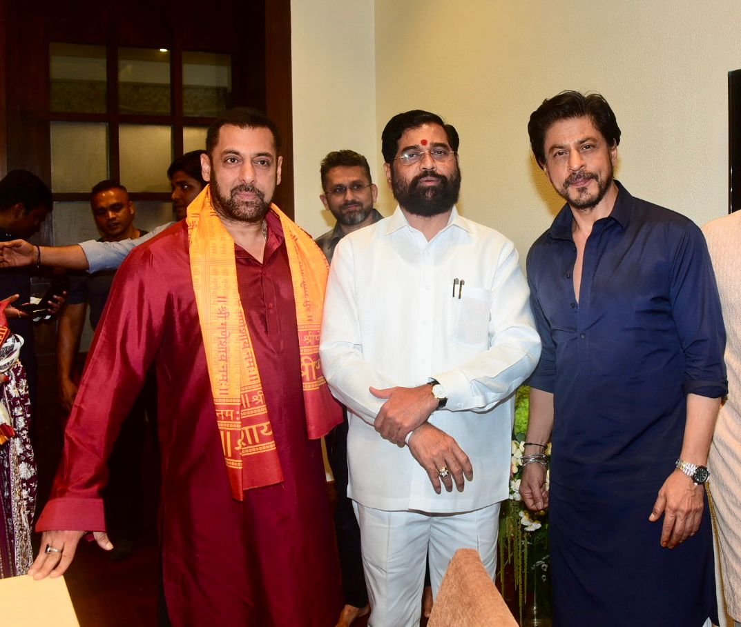 Shah Rukh Khan makes grand entry with family at Ambanis' Ganesh Chaturthi  celebration
