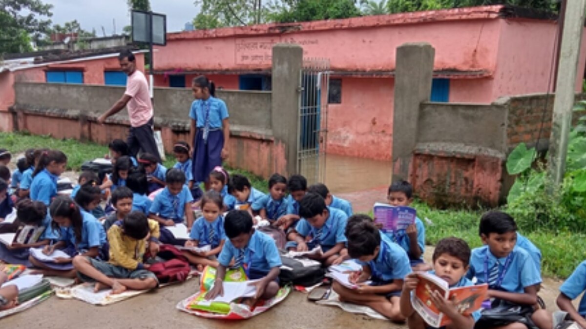 Waterlogged School Forces 70 Students To Study On Road in Bihar's Banka