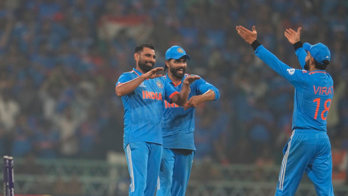 Virat Kohli Blowing a Kiss to Mohammed Shami After He Took a Wicket is All of Us | WATCH – News18 Virat Kohli Blowing a Kiss to Mohammed Shami After He Took a Wicket is All of Us | WATCH – News18