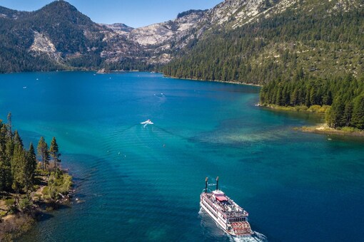 Unmatched in terms of natural beauty, Lake Tahoe is located on the boundary between California and Nevada, tucked away in the Sierra Nevada mountains. 