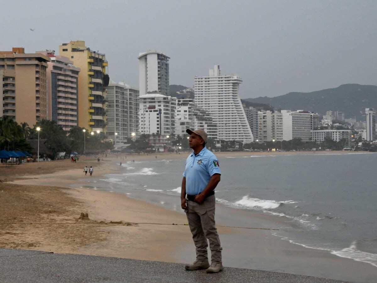 Hurricane Otis batters Acapulco before weakening