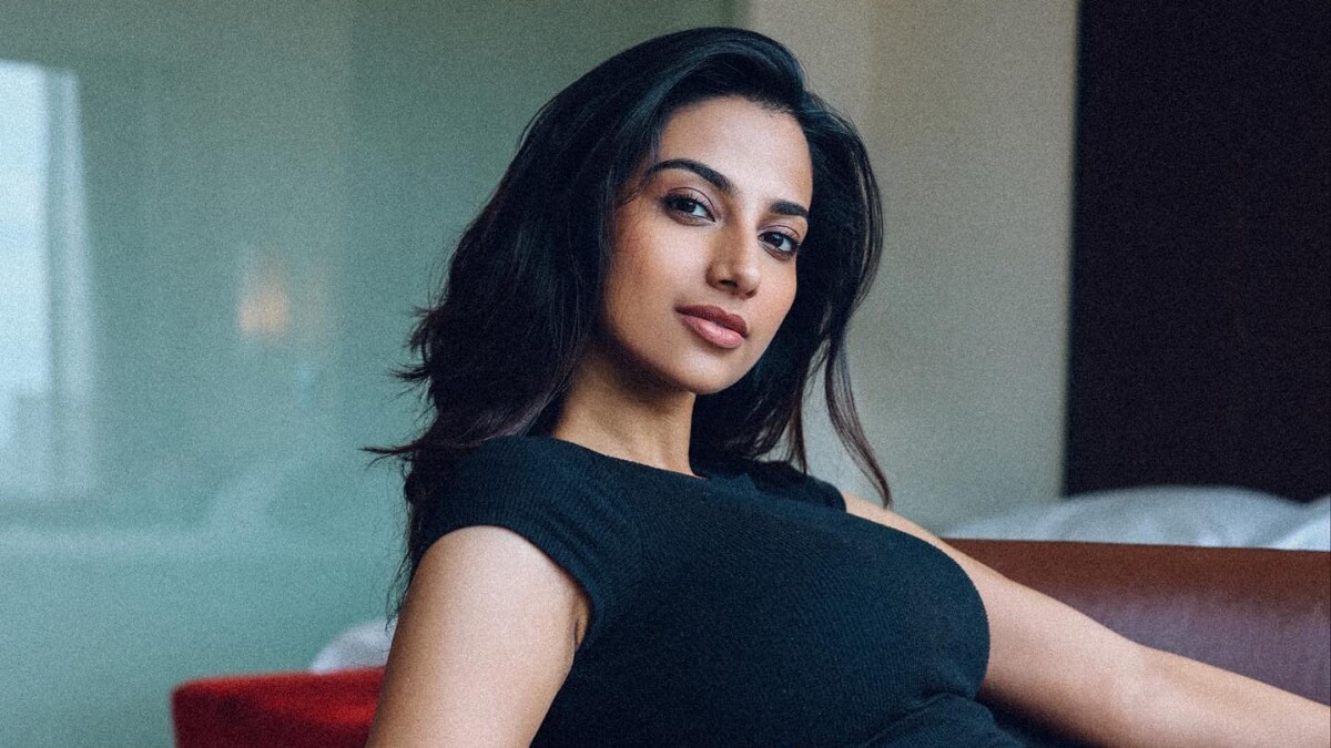 Actress Meenakshi Chaudhary Slays Casual Look In Black Round-neck T-shirt  And Trousers | Movies News - News18
