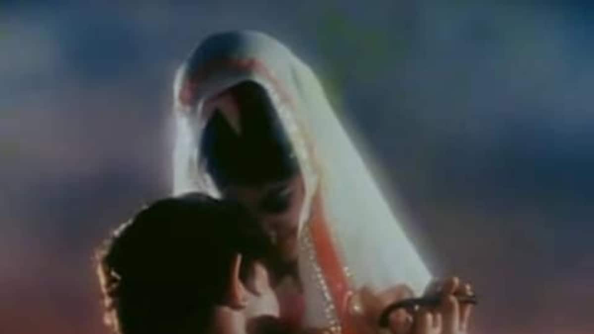 When Waheeda Rahman Was Requested Not To Act Alongside Dev Anand In ...