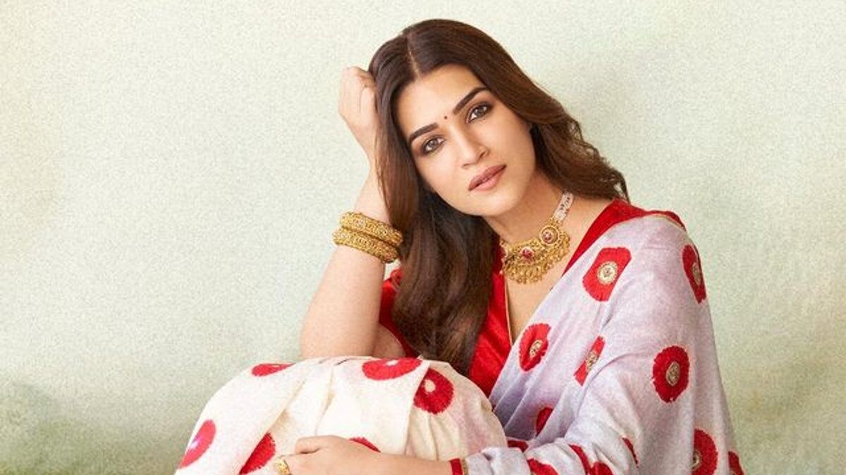 Kriti Sanon Proves That She Is "A Saree Girl" In This White And Red Six-Yard Wonder - Vimarsana News