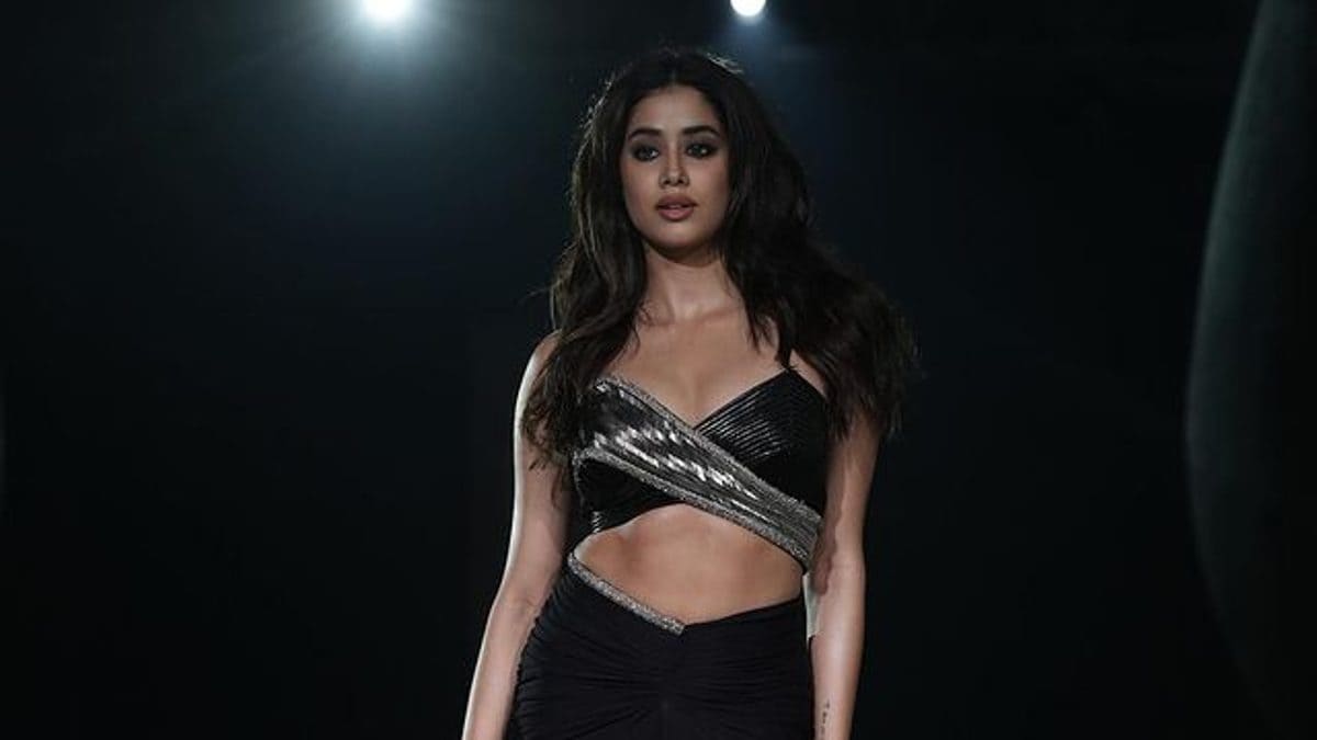 Amit Aggarwal Channels Janhvi Kapoor’s ‘Sexy And Sweet’ Personality In Showstopper Look Amit Aggarwal Channels Janhvi Kapoor’s ‘Sexy And Sweet’ Personality In Showstopper Look