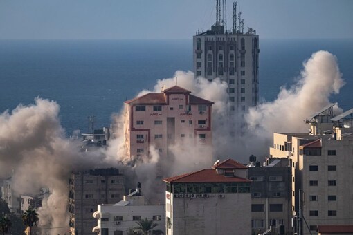 Smoke rises following an Israeli airstrike in Gaza City as battle continues. (Photo: AP)