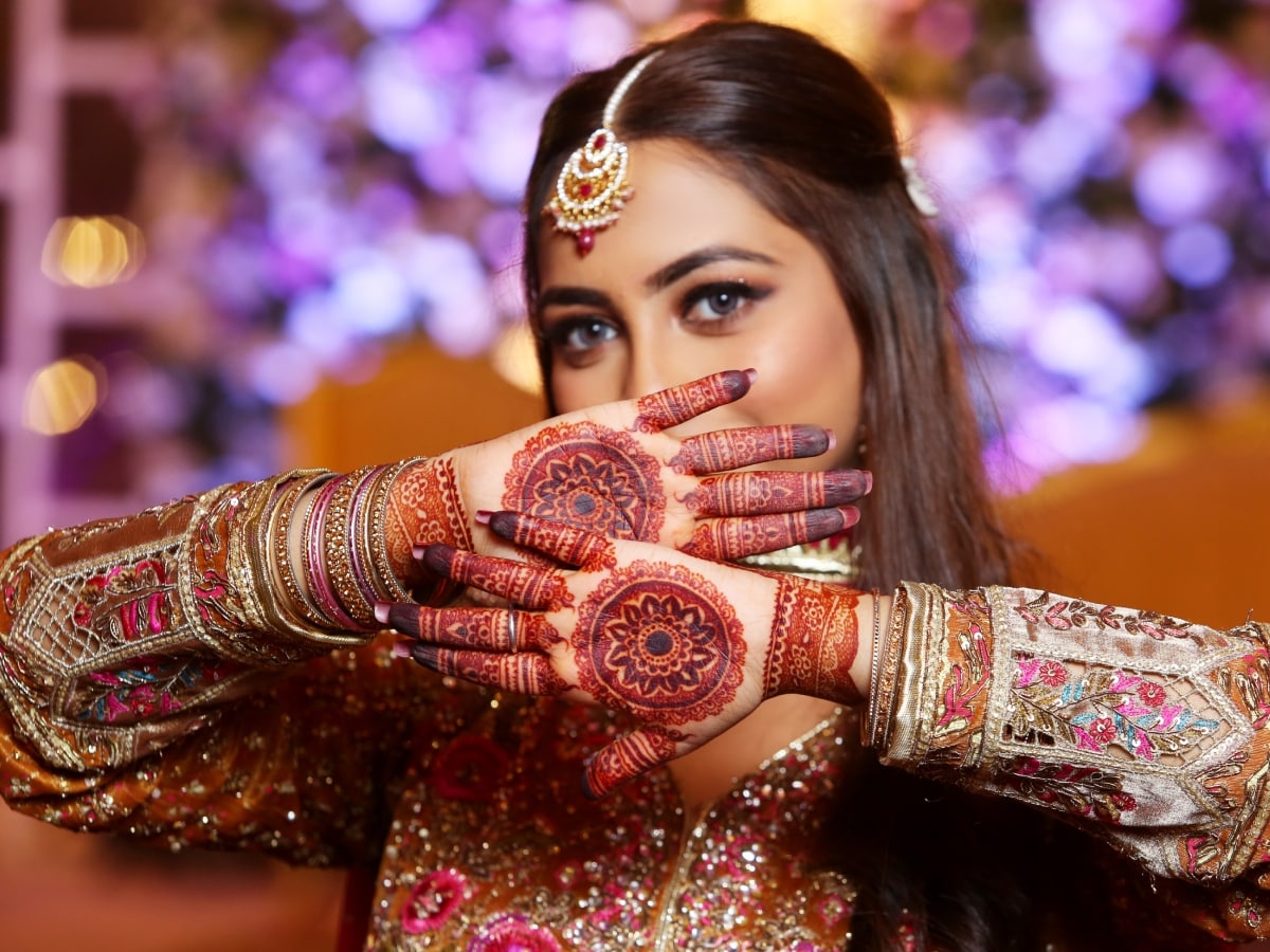 Bengali bridal mehndi design. | Photo 100796 | Indian bride photography  poses, Indian wedding photography poses, Indian bridal photos