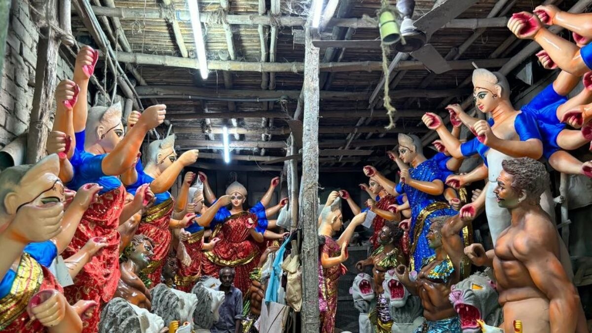Digital Era Transforms Durga Puja Crowd in Kolkata. Kumartuli, With UNESCO Tag, Now Sees More Vloggers, YouTubers - Vimarsana News