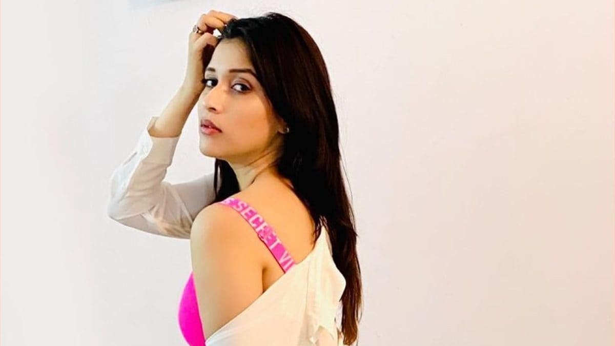 Bigg Boss 17: Priyanka Chopras Cousin Mannara Chopra Is One of The Hottest  Contestants; See Her Sexy Pics - News18