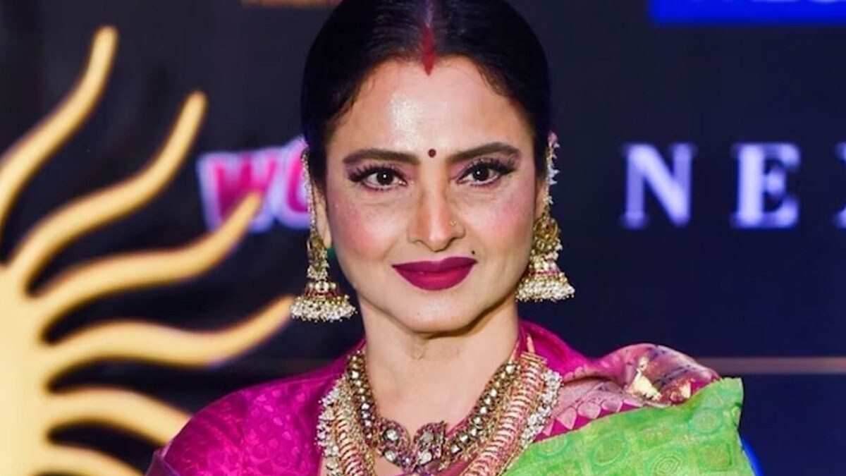 When Unmarried Rekha Sported Sindoor at Rishi Kapoor, Neetu's Wedding and Stole Their Thunder - Vimarsana News