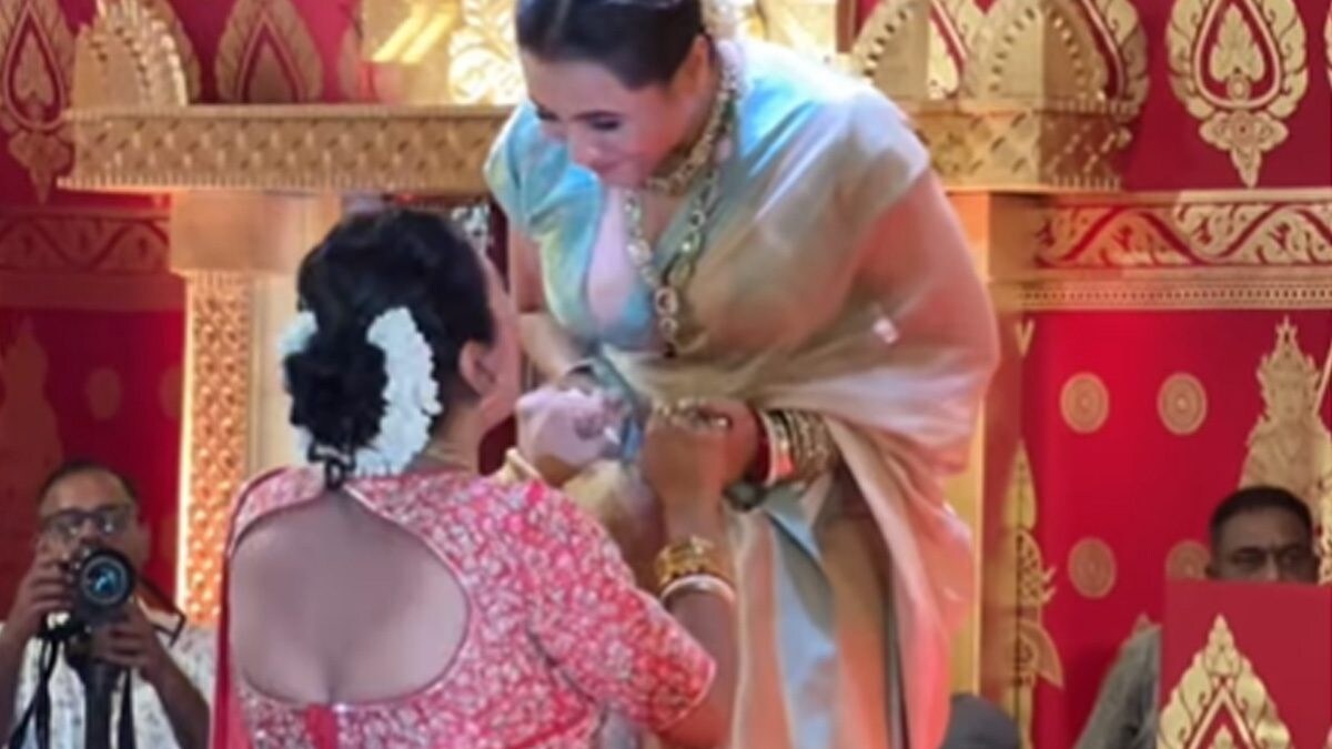 Rani Mukerji And Rupali Ganguly Make Durga Puja Festivities Look So Good - Vimarsana News