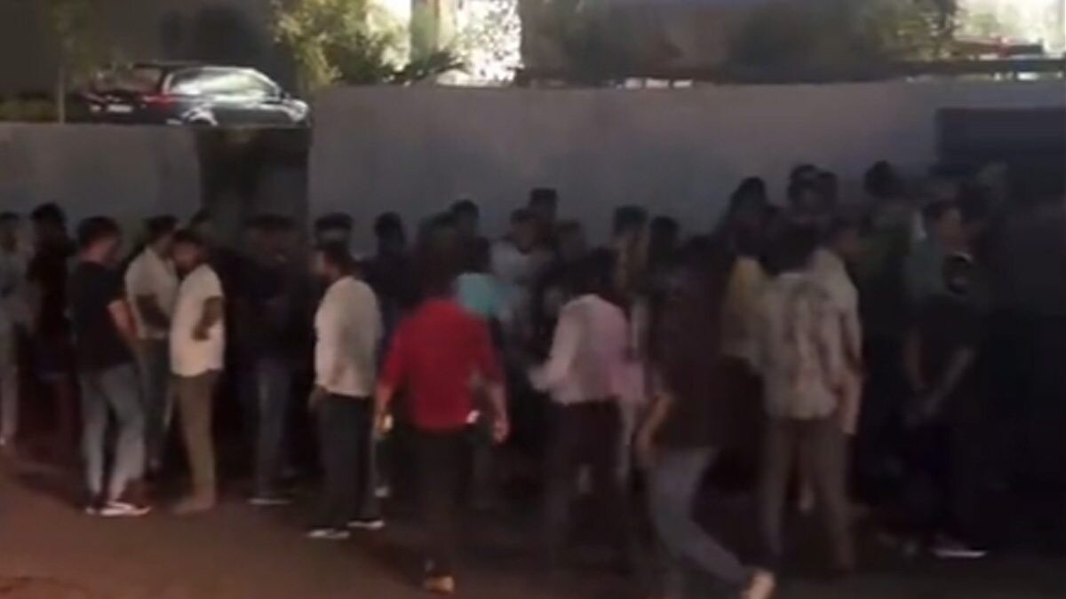 Watch: People Queue For Hours To Buy Apartments Worth Rs 2 Crore In Pune - Vimarsana News