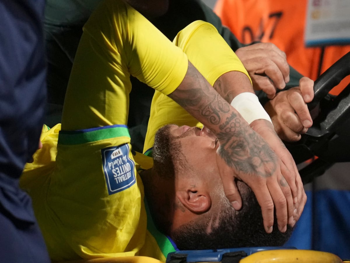 Neymar responding well to treatment, says Brazil's team doctor