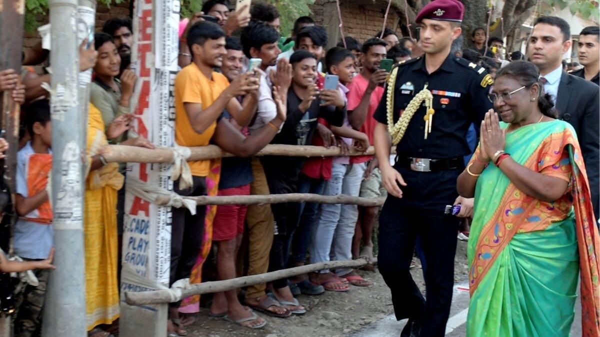 President Murmu Stops Convoy, Walk on Road to Greet People in Gaya - Vimarsana News