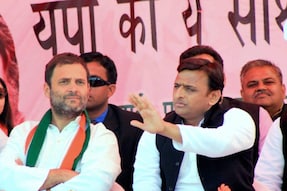 Samajwadi Party chief Akhilesh Yadav (R) with Congress leader Rahul Gandhi