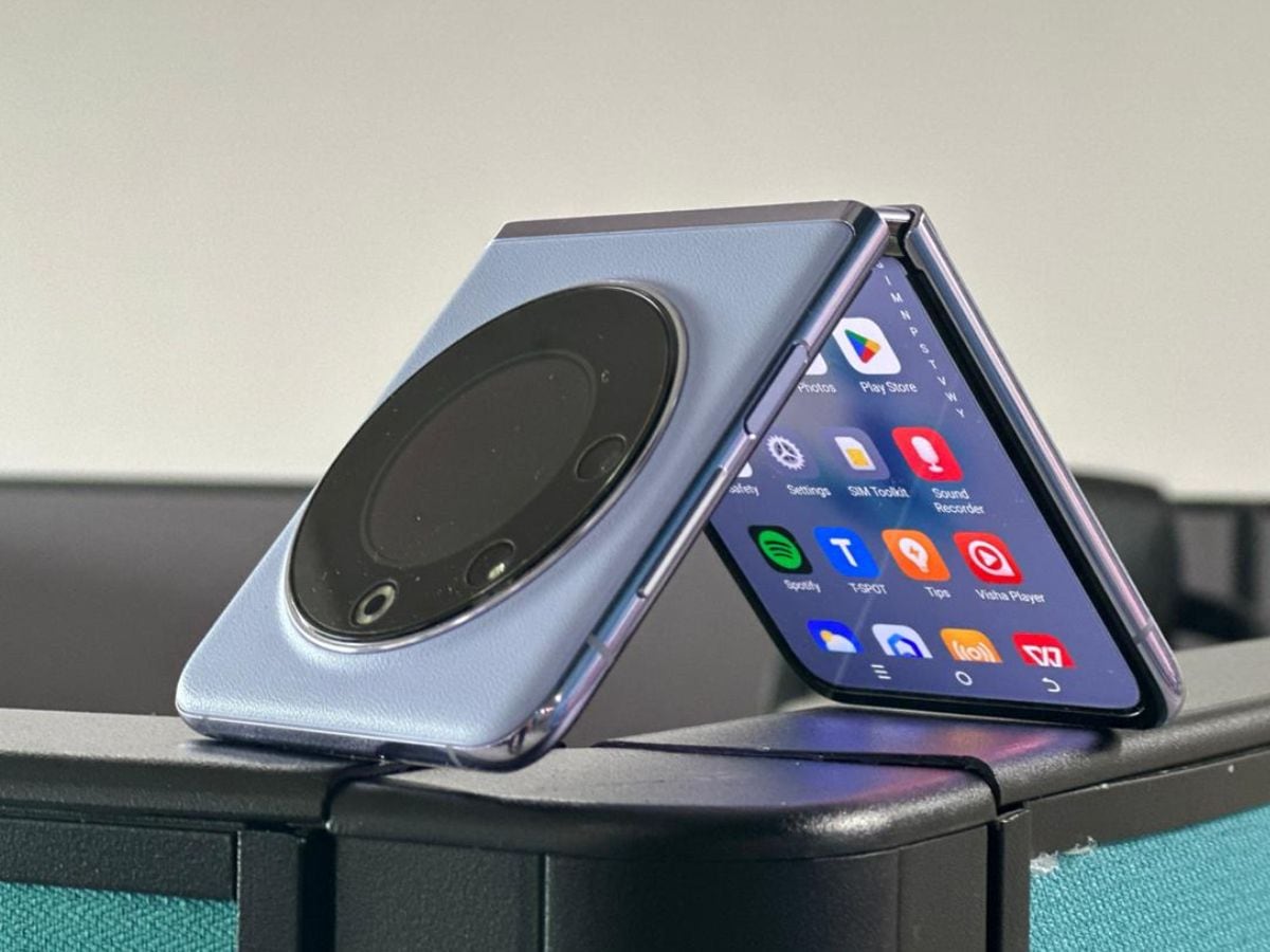 Tecno Phantom V Flip 5G First Look: A Promising Flip Phone - News18