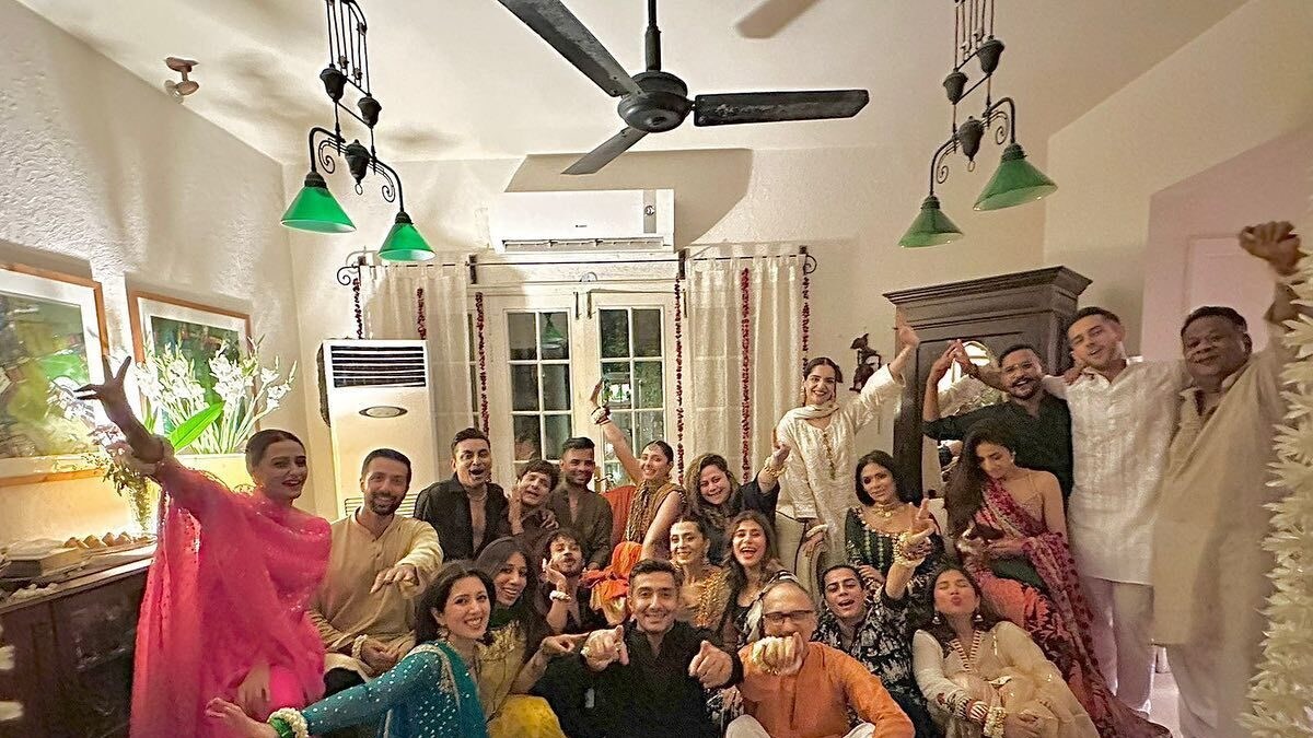 ICYMI: Mahira Khan Dances To Shah Rukh Khan's Maahi Ve With Friends - Vimarsana News