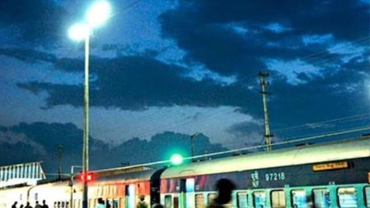 IRCTC Issues New Guidelines For Night Travelling, Cannot Switch On Light After 10 PM – News18