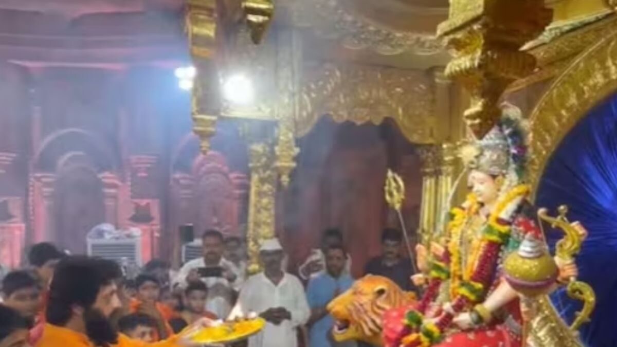 Watch: Marathi Actor Prasad Oak Visits Thane's Tembhi Naka Devi Temple On Navratri - Vimarsana News
