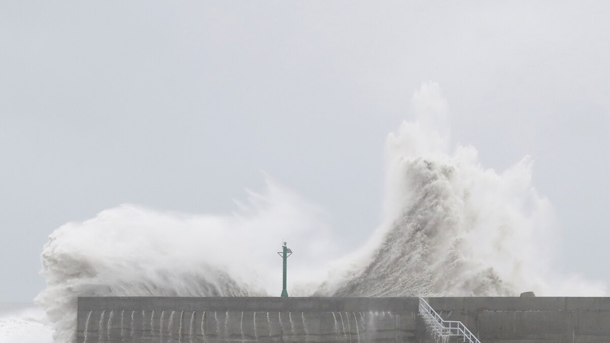 Typhoon Koinu Hits Southern Taiwan, Spares Capital Taipei