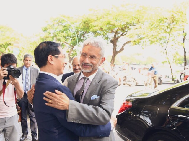 Jaishankar being welcomed by Bui Thanh Son,  Minister of Foreign Affairs of the Socialist Republic of Vietnam, in Hanoi on Sunday.