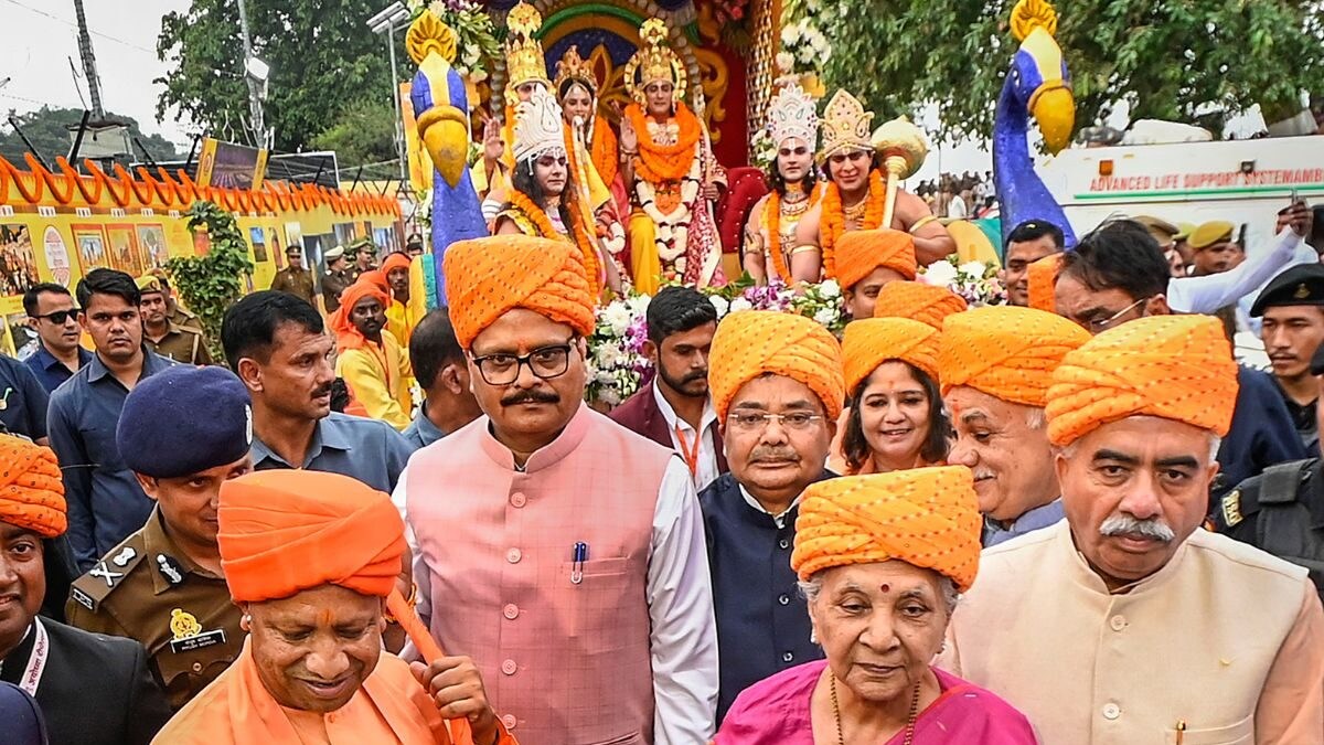 WATCH | UP CM Adityanath Pulls Chariot to Mark Symbolic Return of Lord Ram to Ayodhya - Vimarsana News