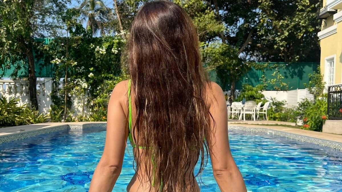 Sexy! Anusha Dandekar Sets Internet On Fire In A Green Bikini, Flaunts Her Curves By The Pool; Photo - Vimarsana News