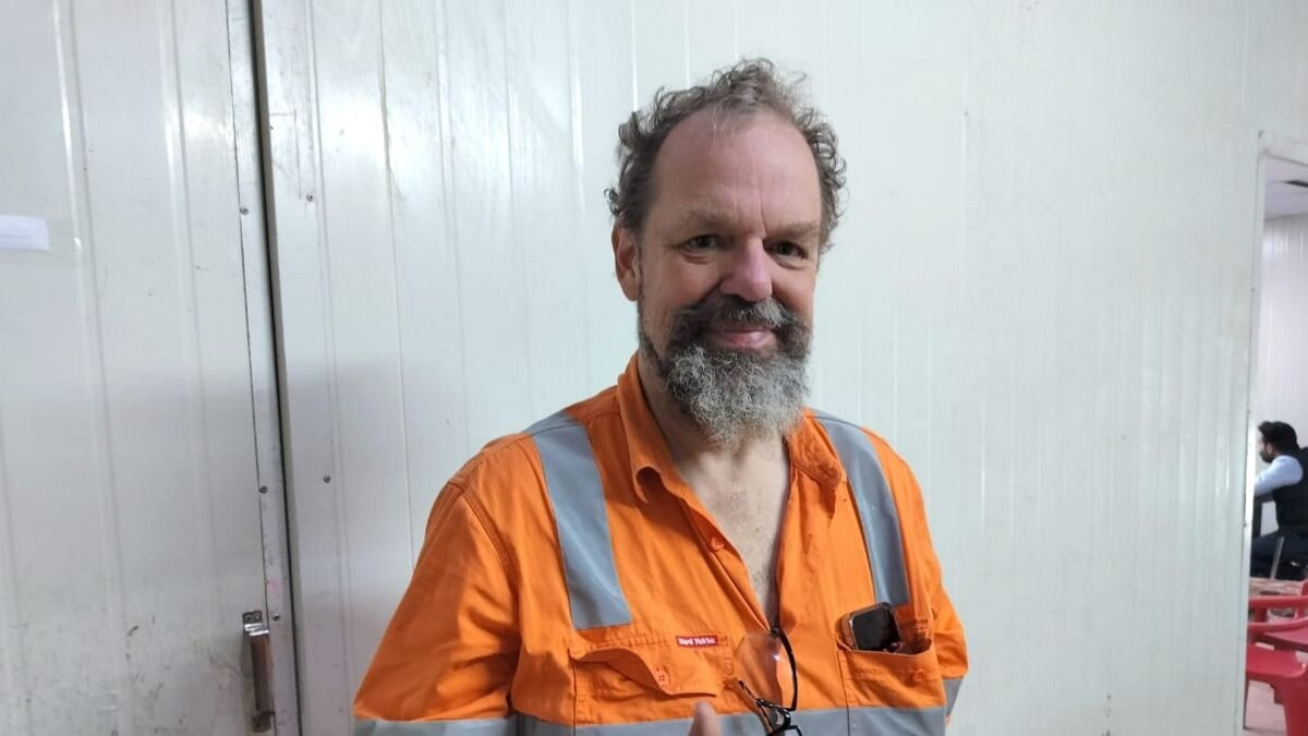 Tunnel Expert Arnold Dix Visits Temple in Uttarakashi With SDRF Workers After Successful Rescue Op - Vimarsana News