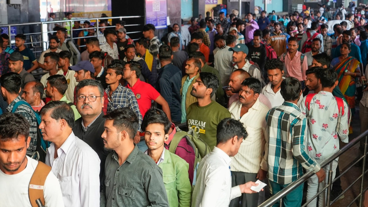 WATCH | Hundreds of Passengers Throng Mumbai's Lokmanya Tilak Terminus ...